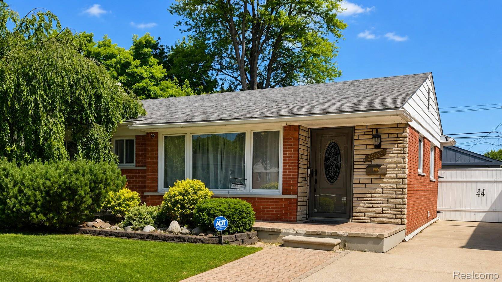 25038 Chernick ST, Taylor, MI 48180
