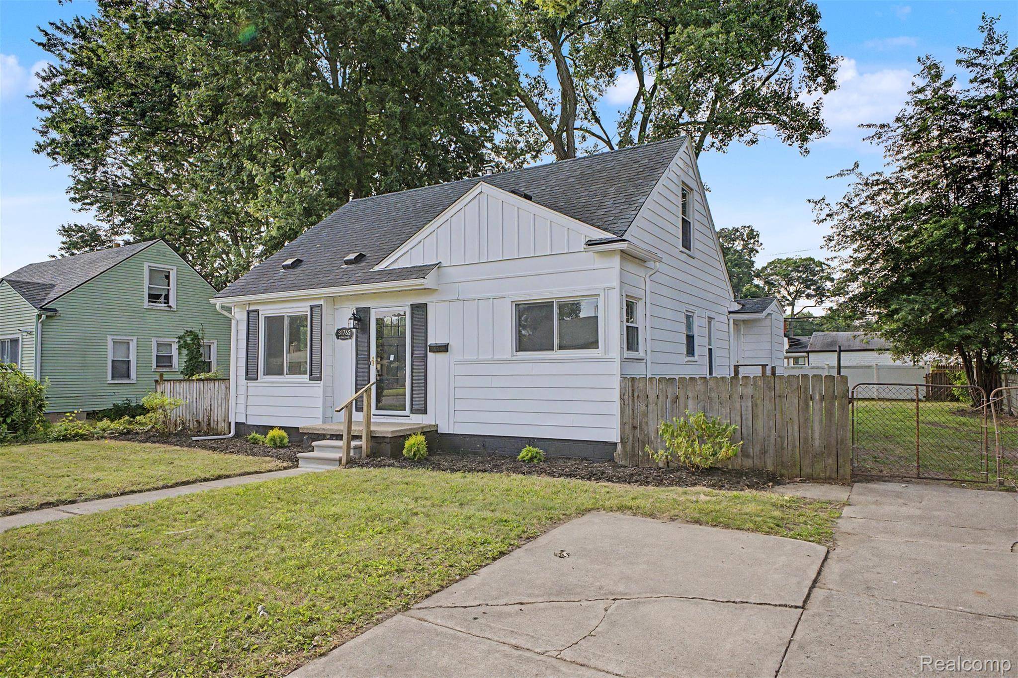 31765 Brown ST, Garden City, MI 48135