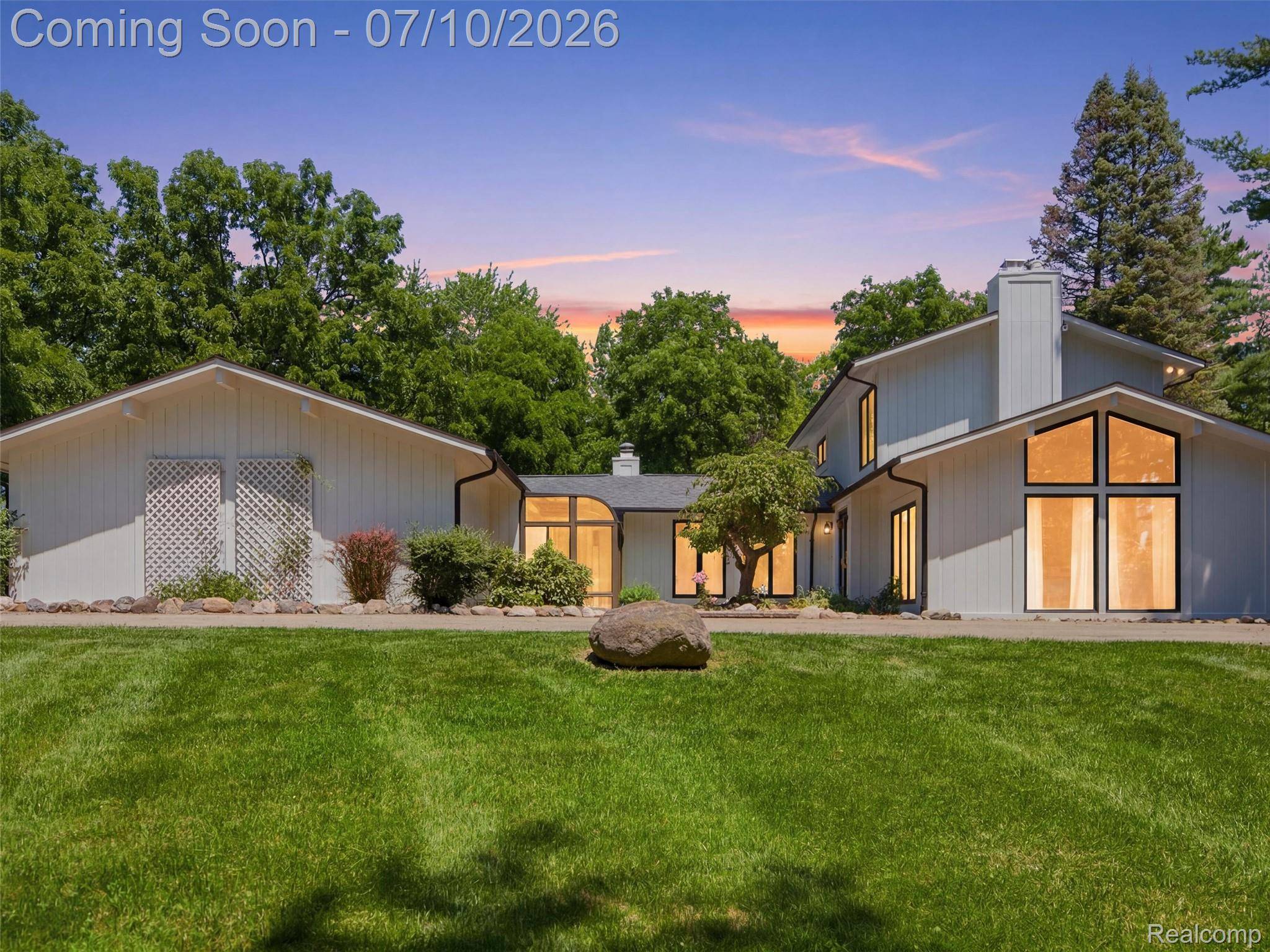 670 W Snell RD, Oakland Charter Township, MI 48306