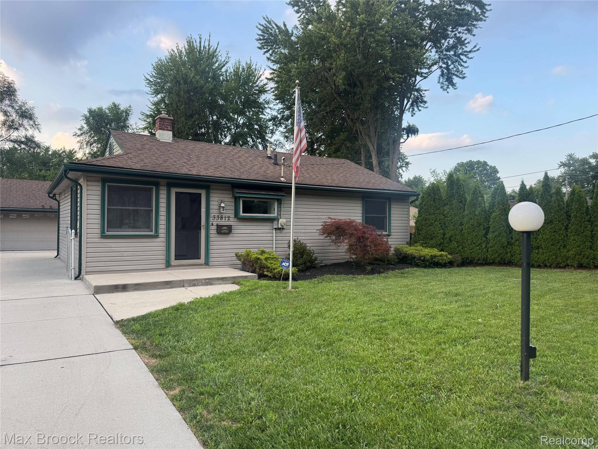 33812 Casco CT, Westland, MI 48186