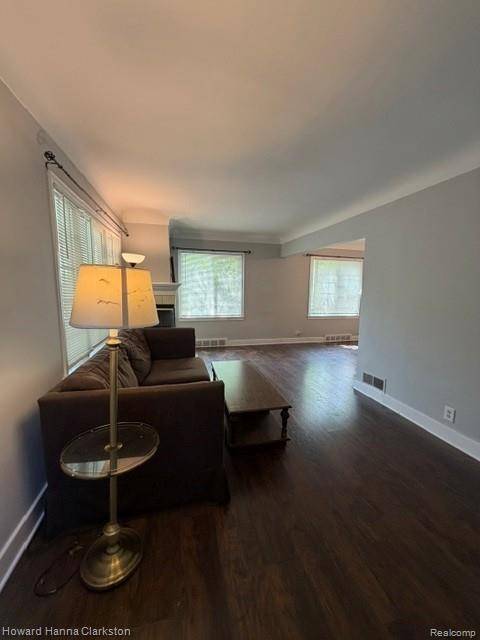 2001 Cartier ST, Flint, MI 48504