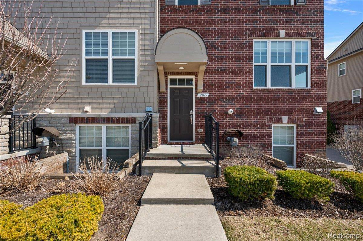2877 Hartwick DR, Rochester Hills, MI 48307