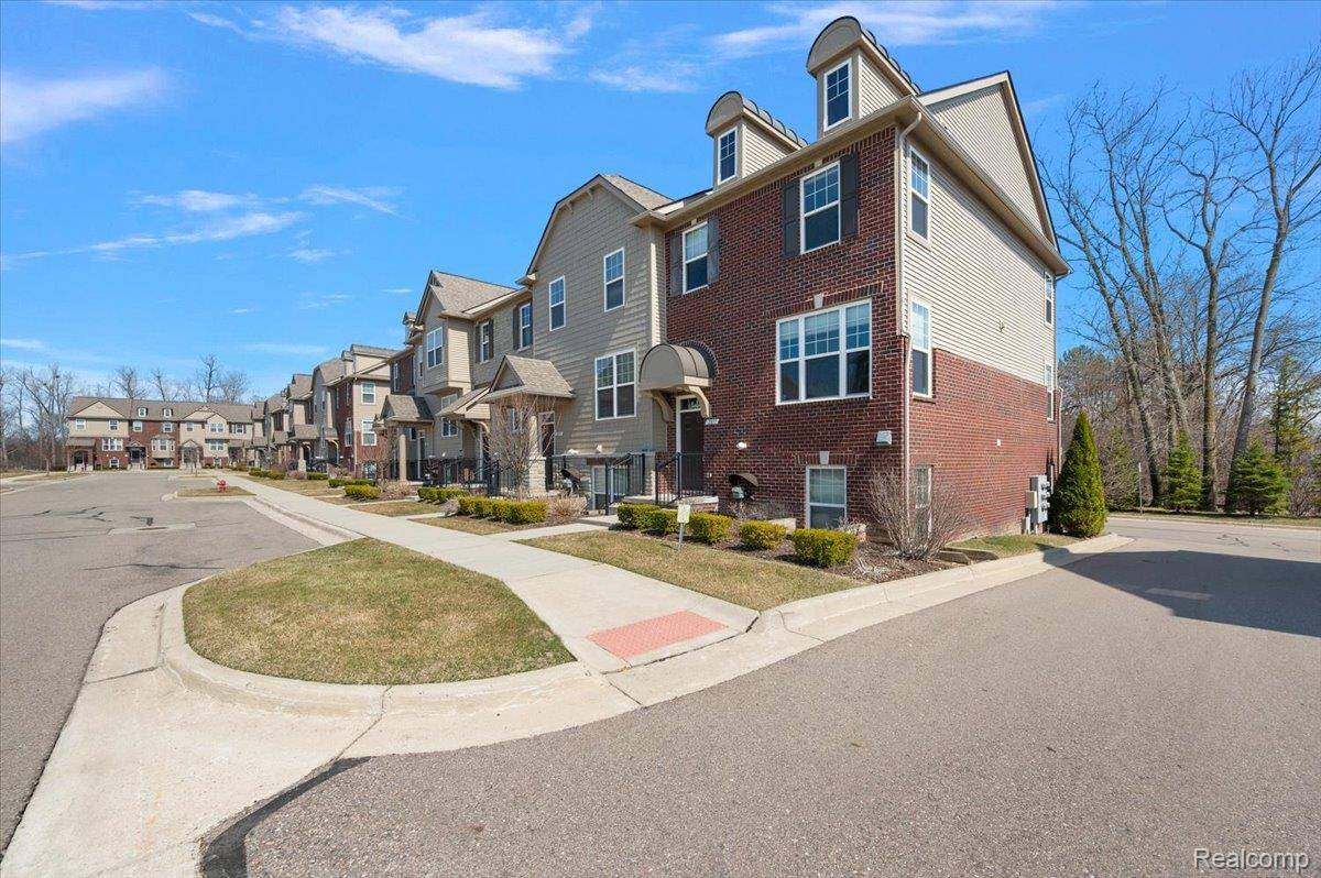 2877 Hartwick DR, Rochester Hills, MI 48307