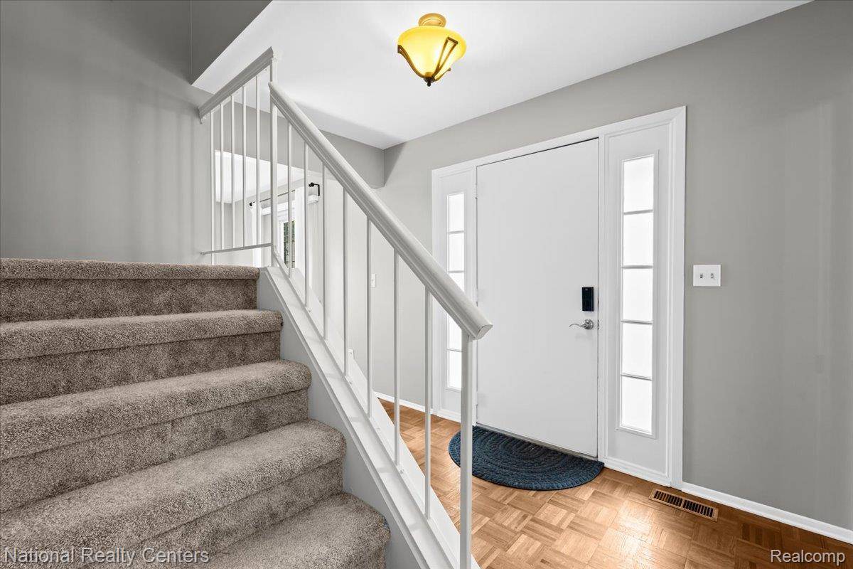 42142 Roscommon ST, Northville, MI 48167