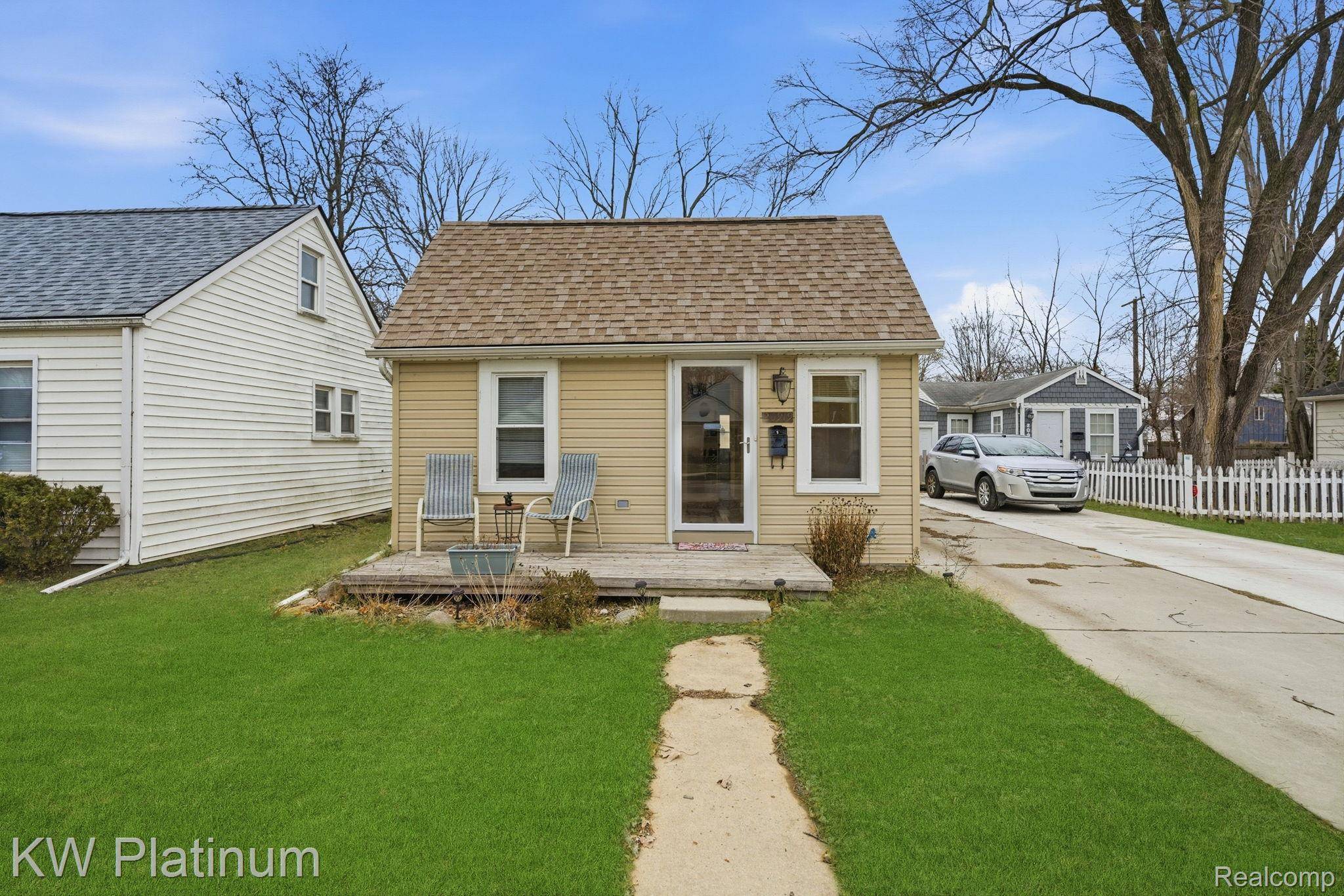 20919 Hollywood ST, Harper Woods, MI 48225