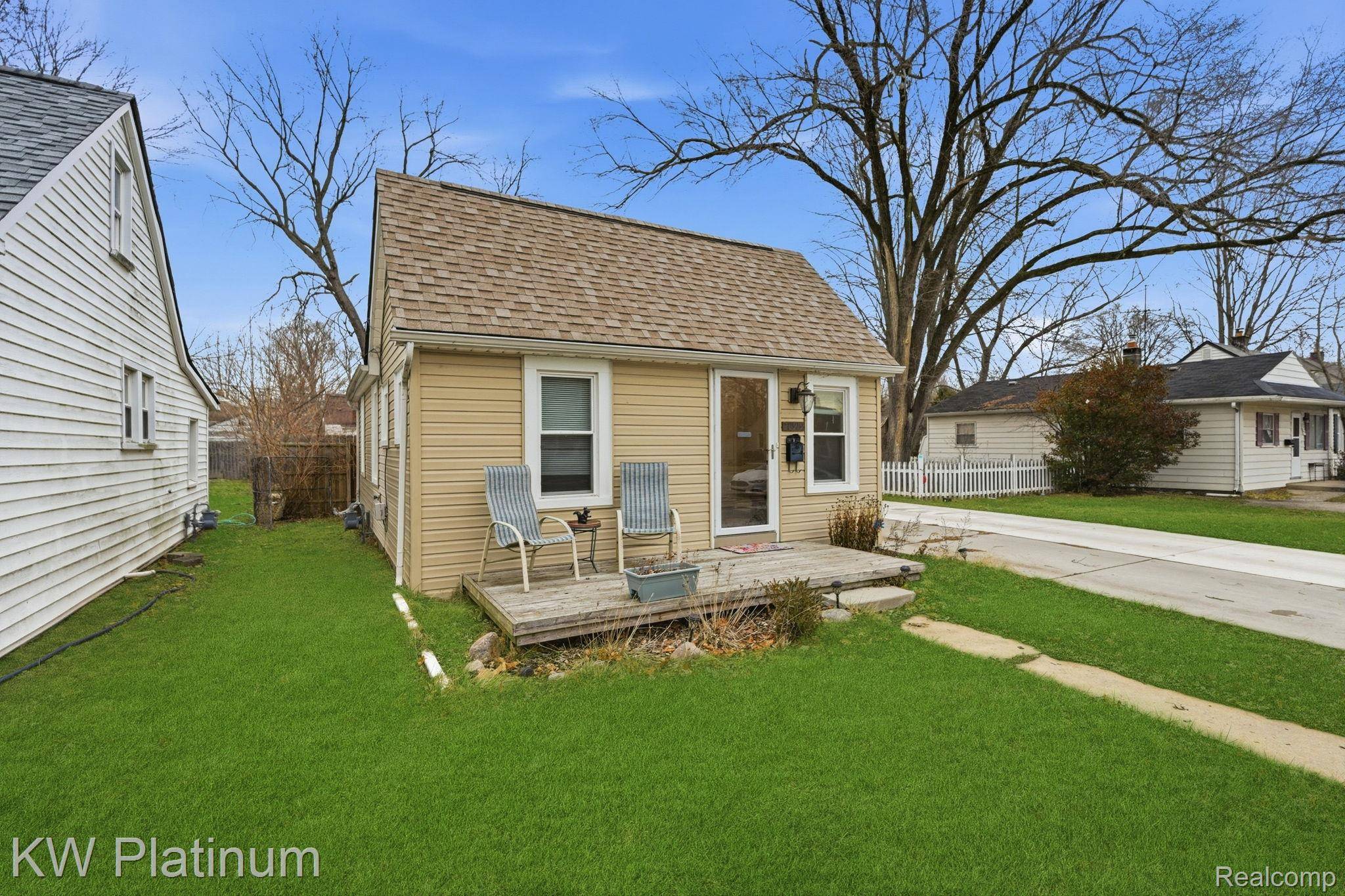 20919 Hollywood ST, Harper Woods, MI 48225