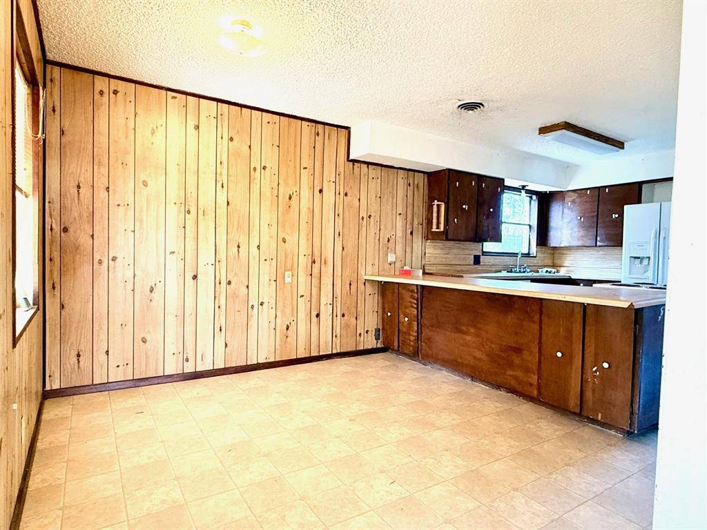 1954 E Booth Street, Paris, TX 75460