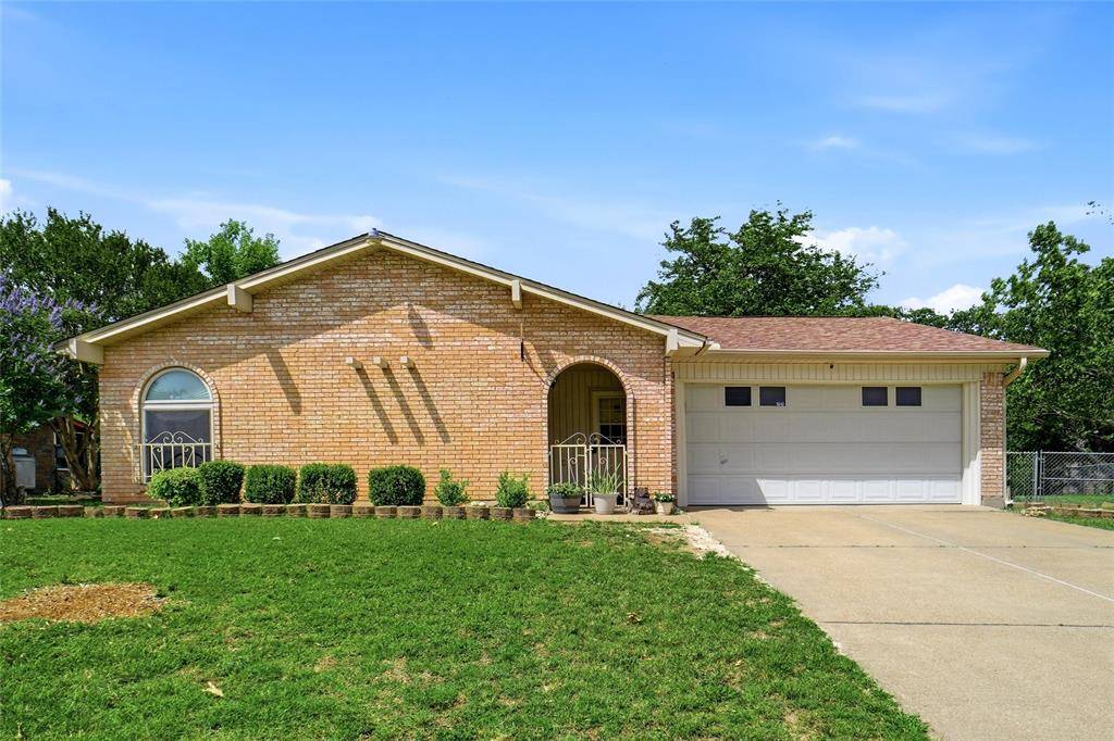 1004 Gladstone Avenue, Azle, TX 76020