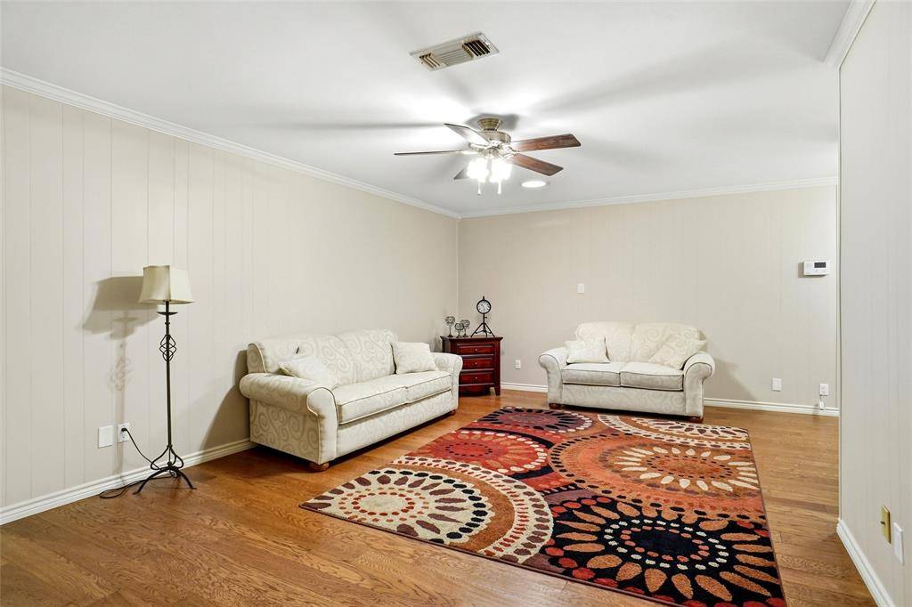 1004 Gladstone Avenue, Azle, TX 76020