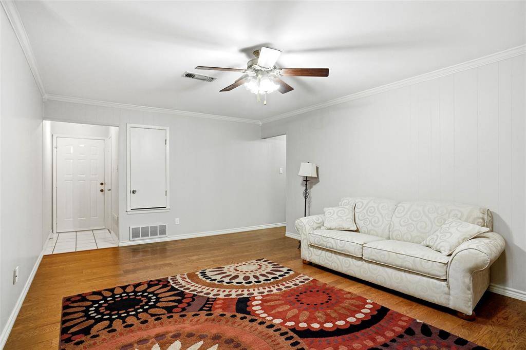 1004 Gladstone Avenue, Azle, TX 76020
