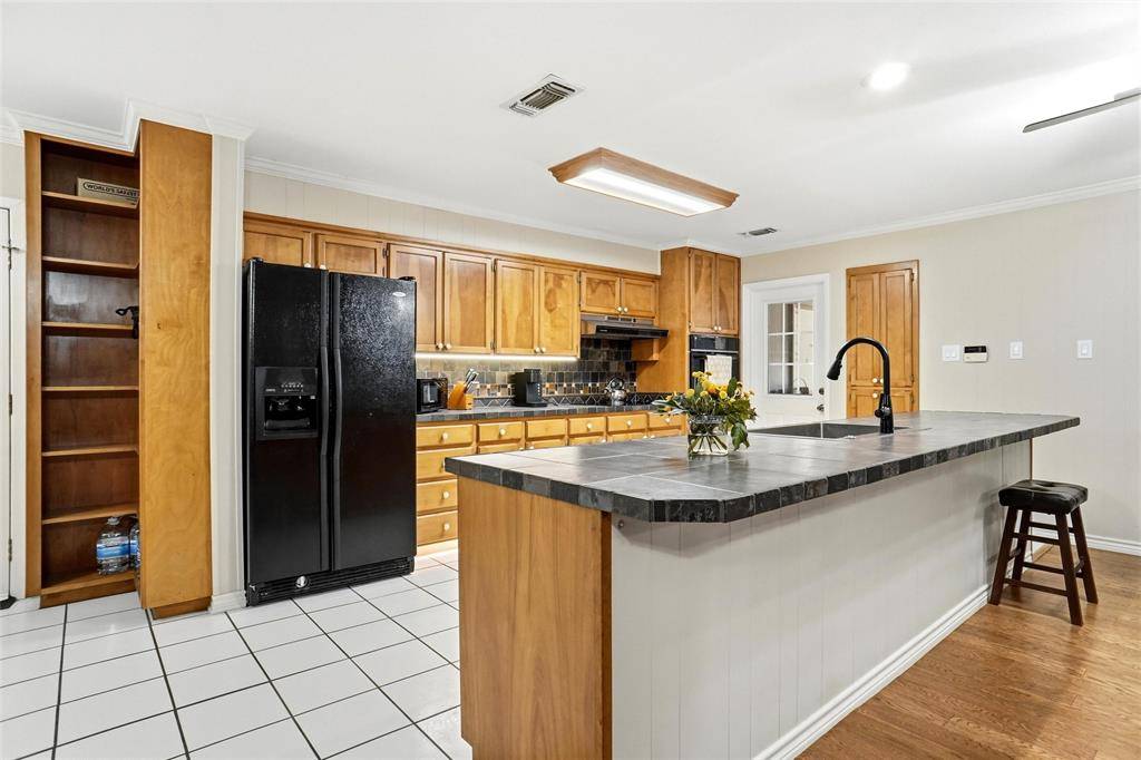 1004 Gladstone Avenue, Azle, TX 76020