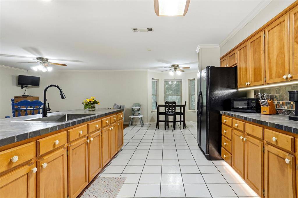 1004 Gladstone Avenue, Azle, TX 76020