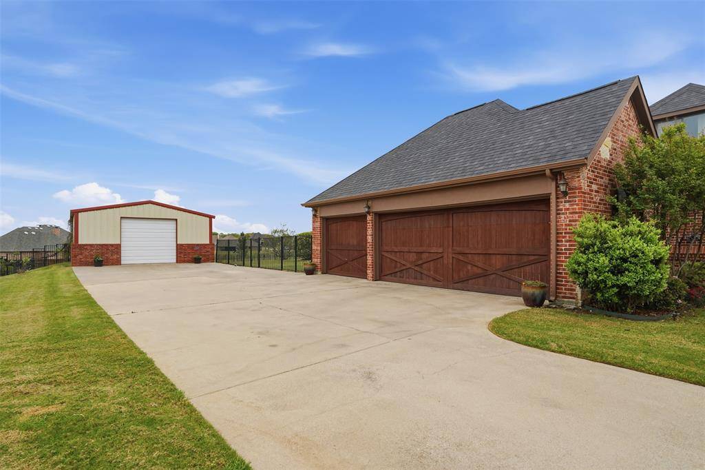 217 Silver Rose Boulevard, Burleson, TX 76028