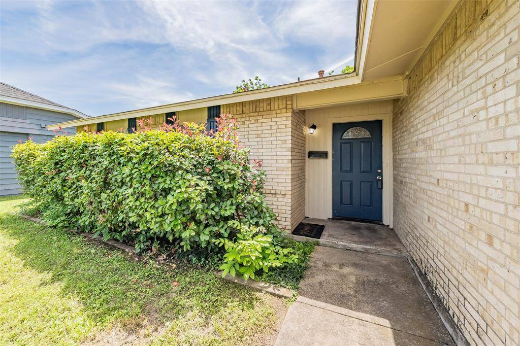 313 Hawthorne Lane, Grand Prairie, TX 75052