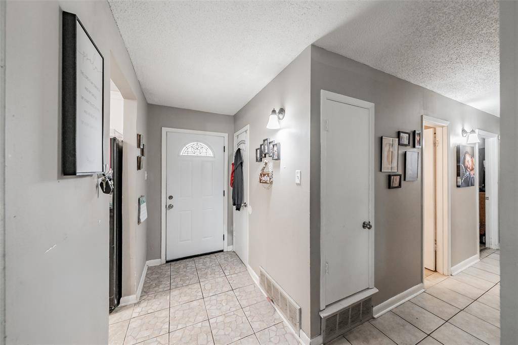 313 Hawthorne Lane, Grand Prairie, TX 75052