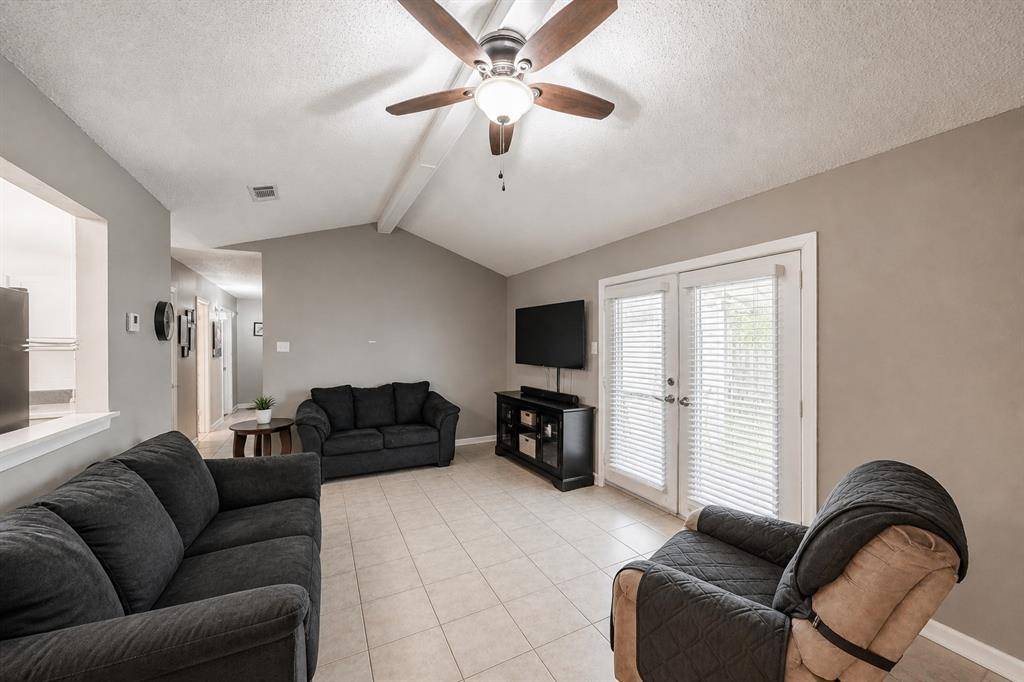 313 Hawthorne Lane, Grand Prairie, TX 75052