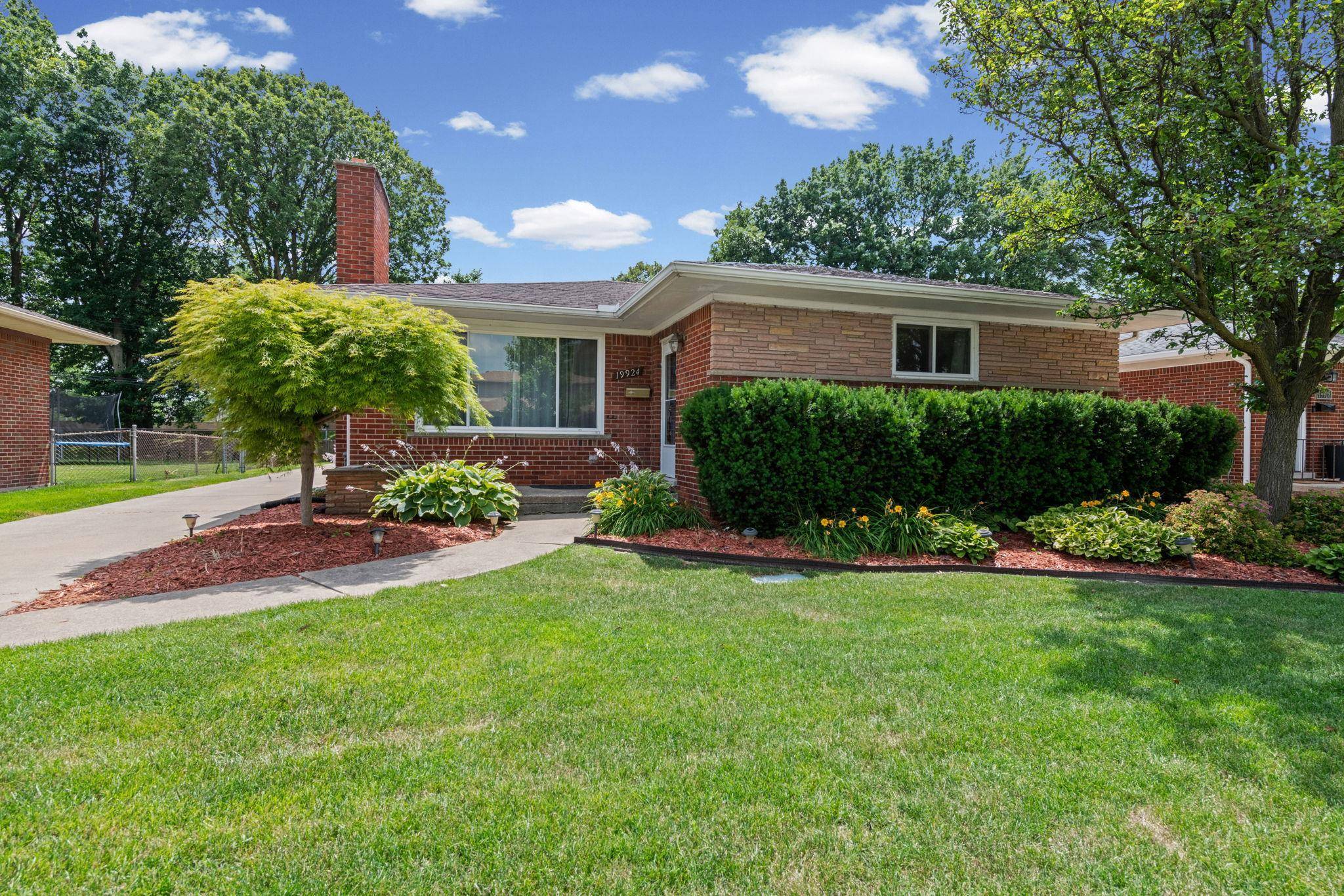 19924 Chalon ST, St Clair Shores, MI 48080