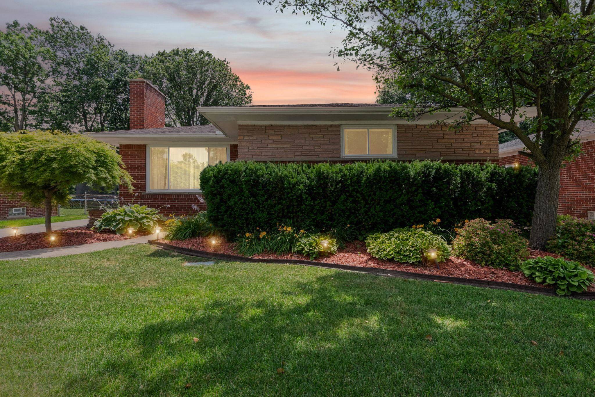 19924 Chalon ST, St Clair Shores, MI 48080