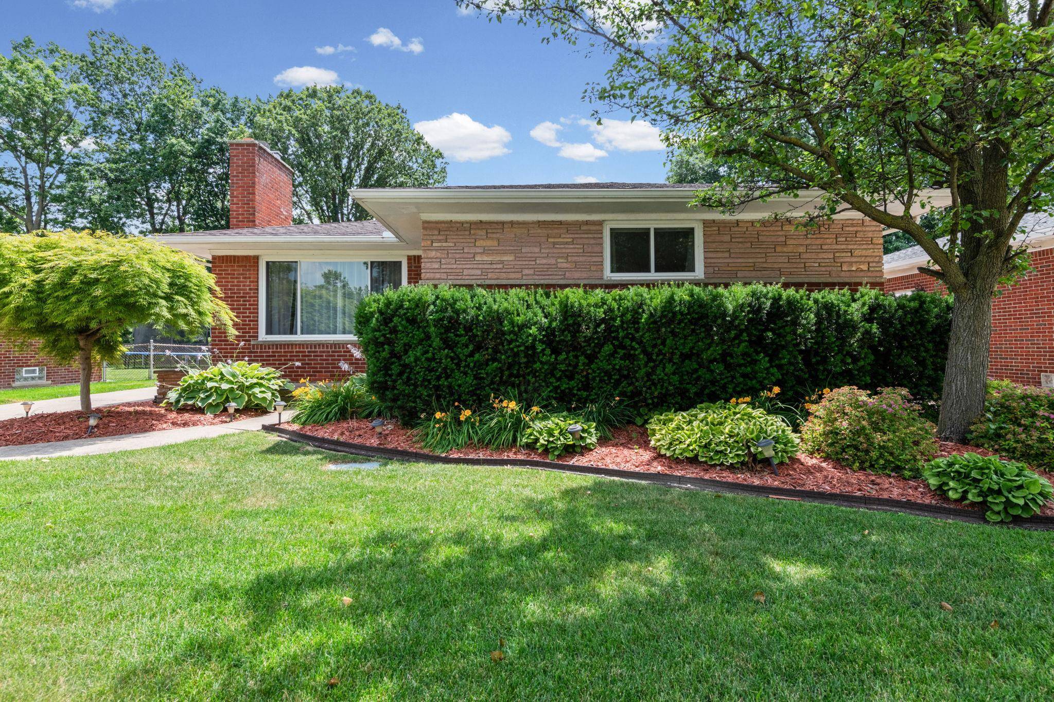 19924 Chalon ST, St Clair Shores, MI 48080