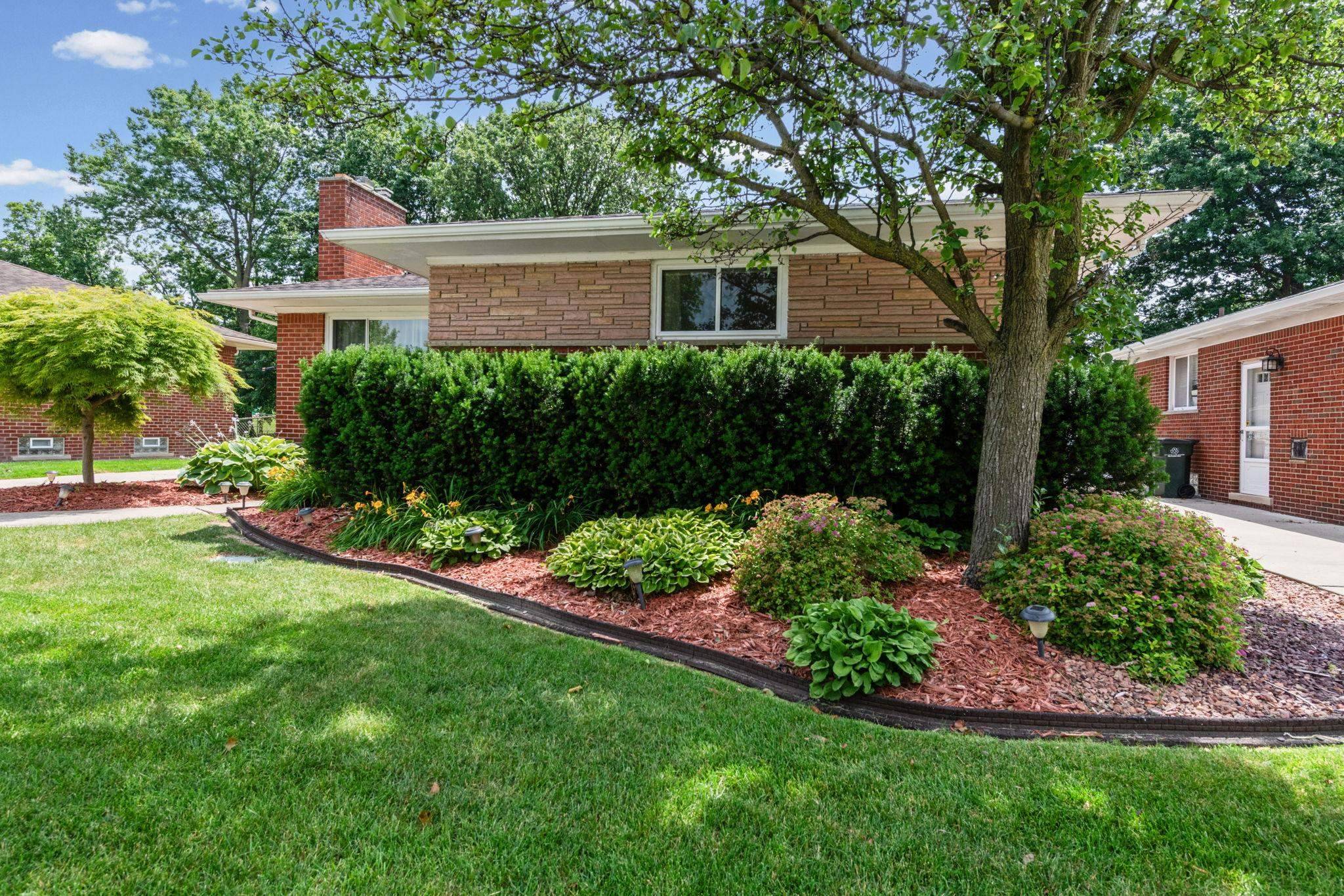 19924 Chalon ST, St Clair Shores, MI 48080