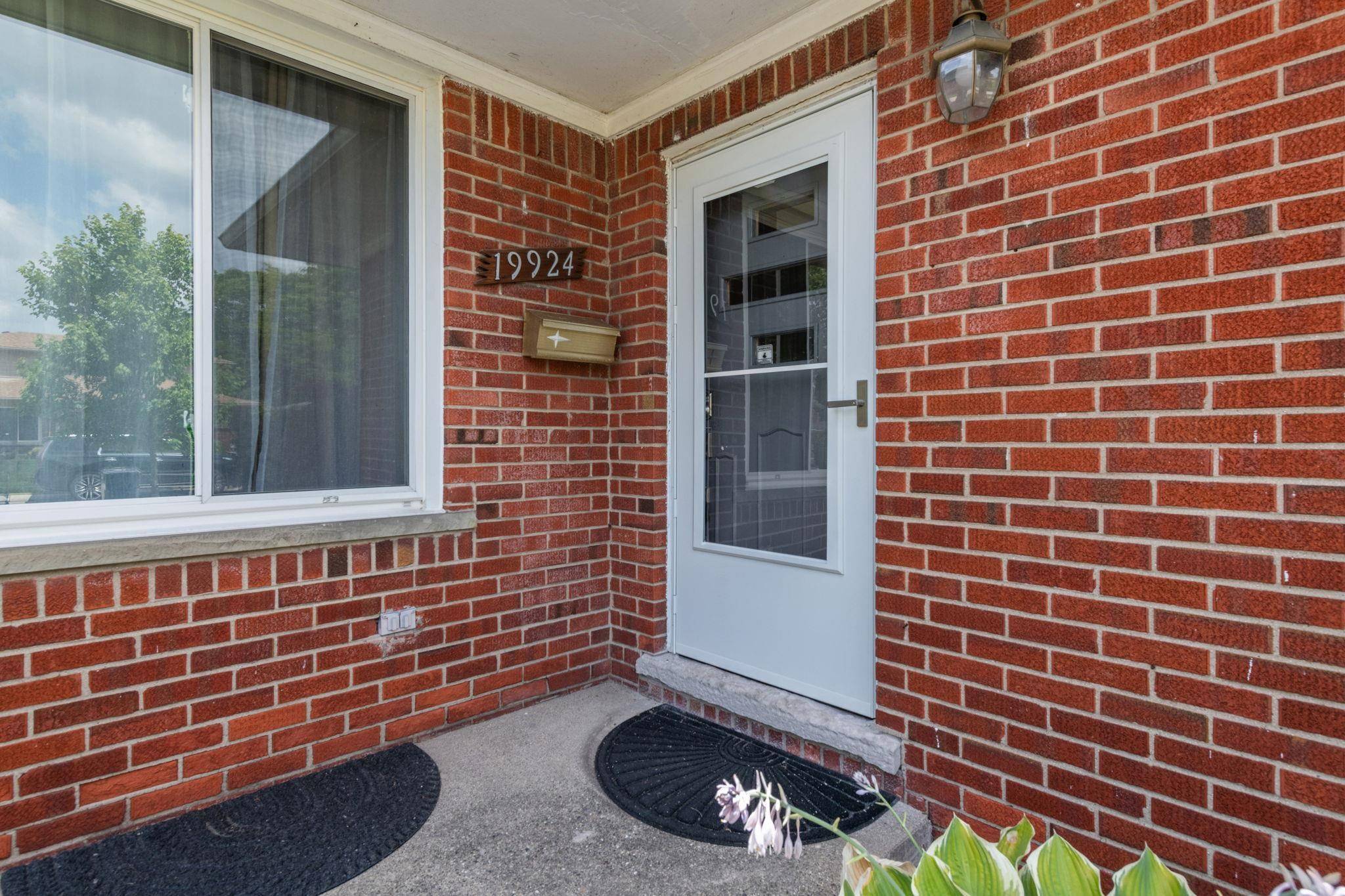 19924 Chalon ST, St Clair Shores, MI 48080