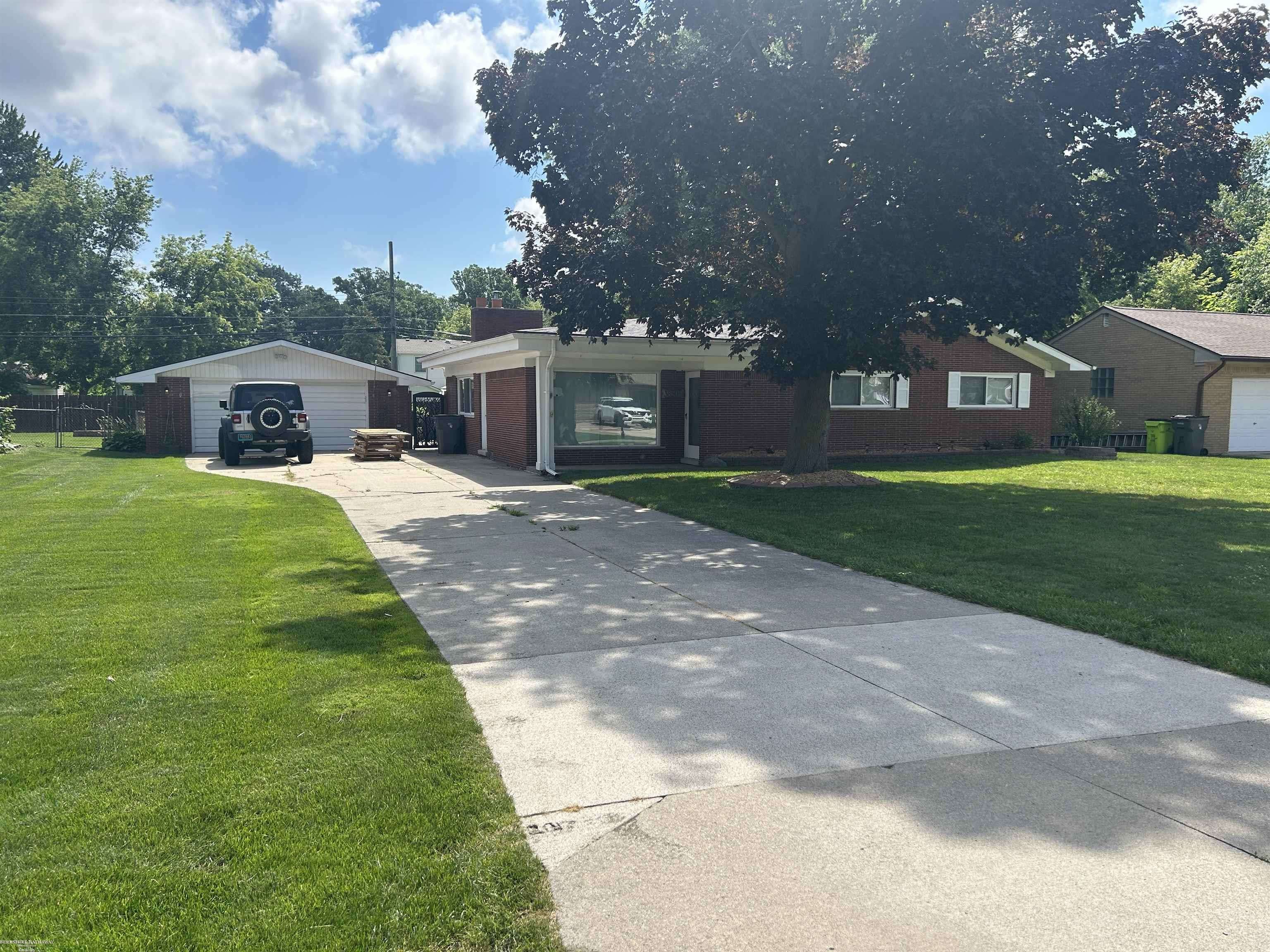 38506 Manchester St ST, Clinton Twp, MI 48036