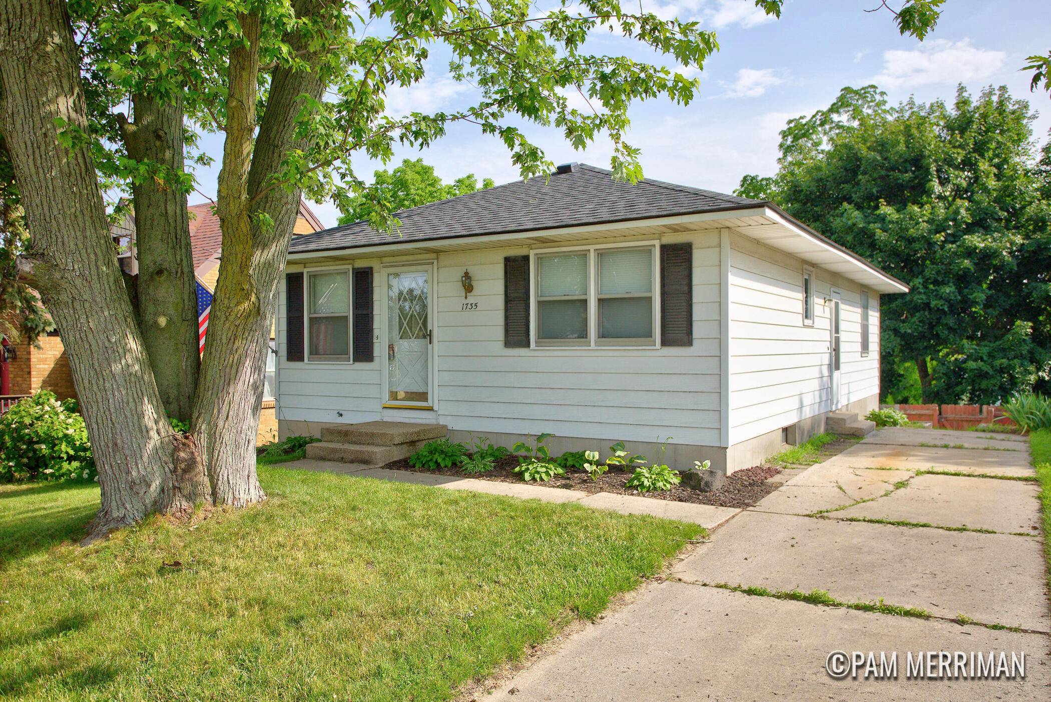 1735 Woodworth ST NE, Plainfield Twp, MI 49525