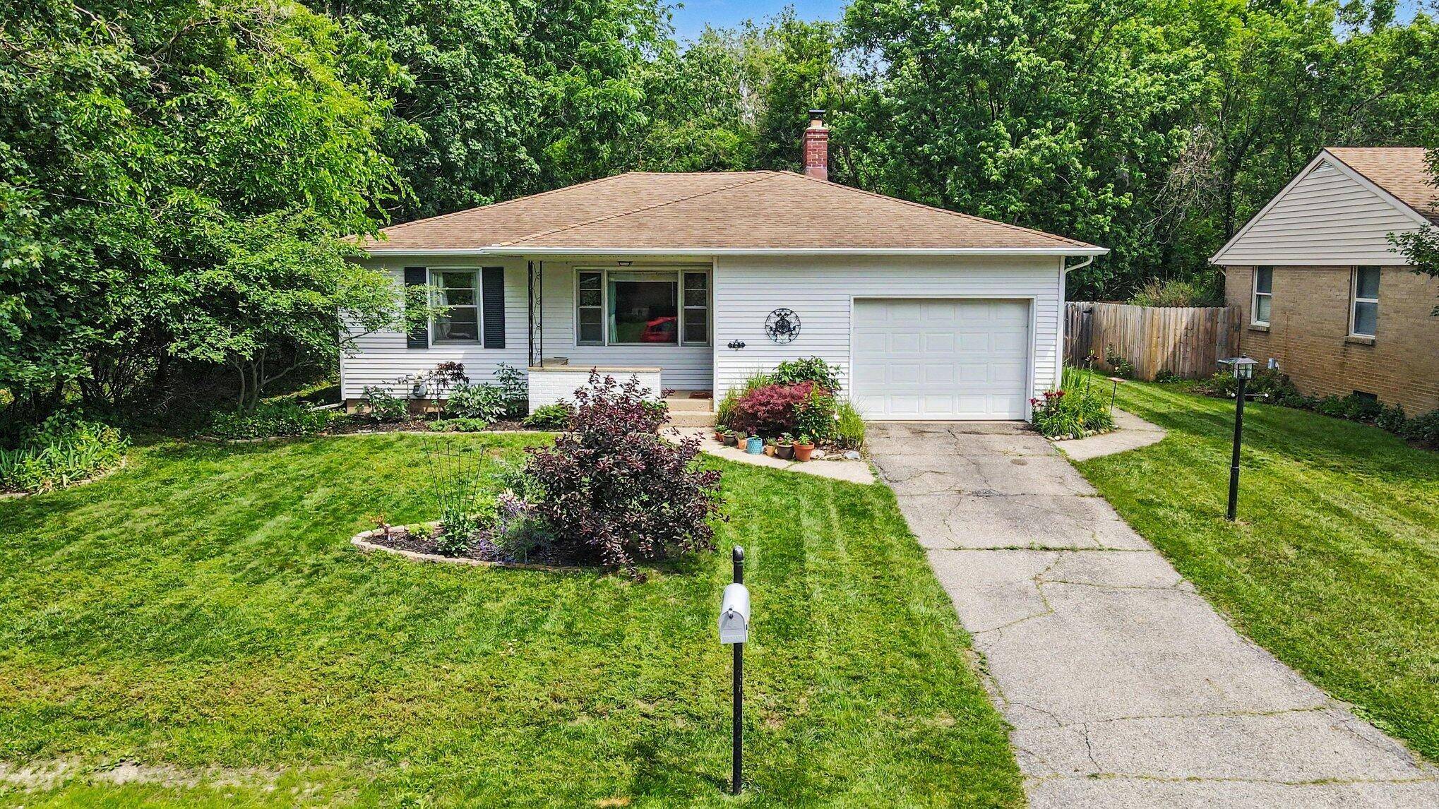 721 Parkway DR NE, City Of Grand Rapids, MI 49525