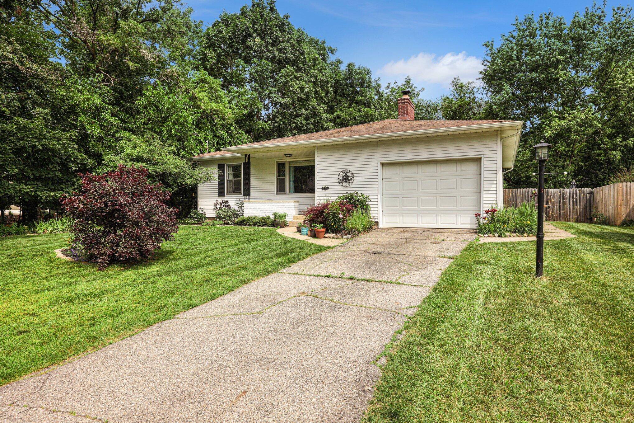 721 Parkway DR NE, City Of Grand Rapids, MI 49525