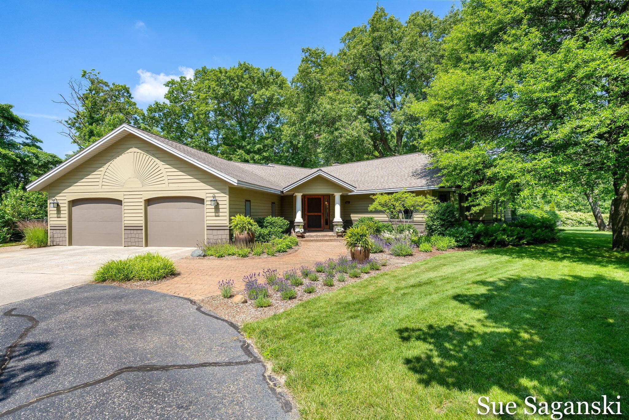 6514 Creekwood DR, Laketown Twp, MI 49423