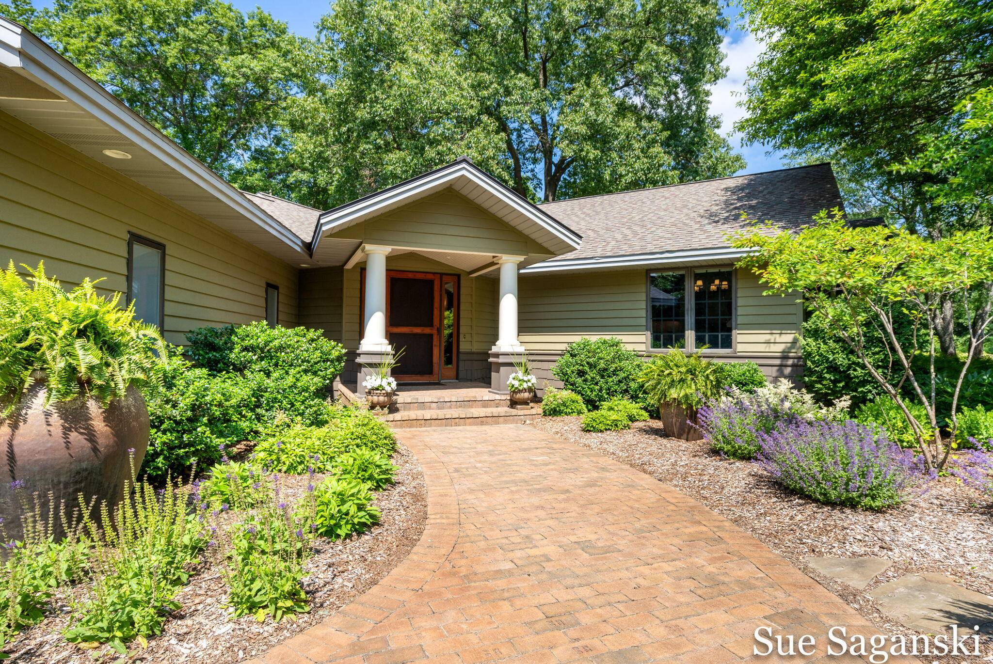 6514 Creekwood DR, Laketown Twp, MI 49423