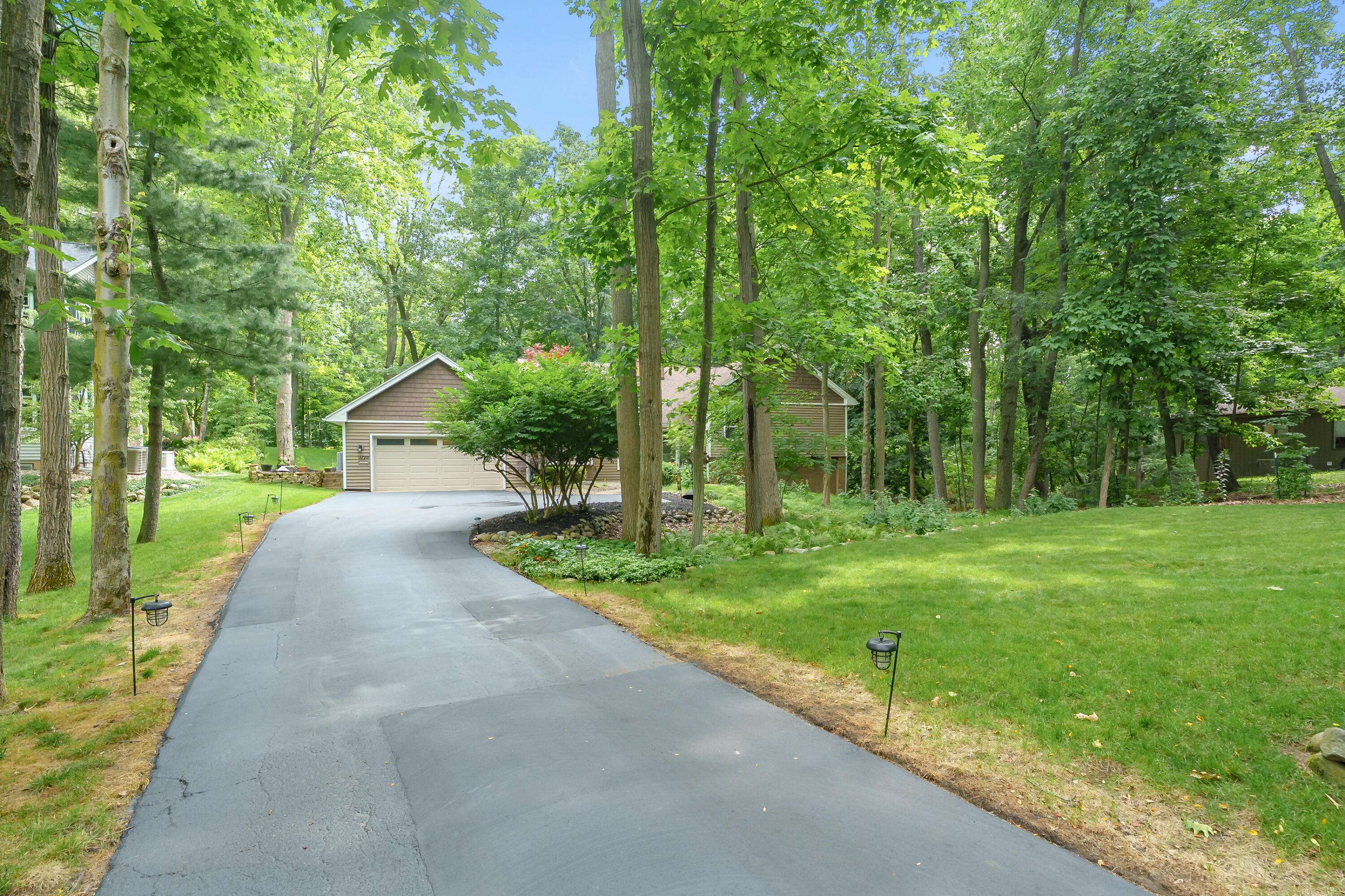3720 Blackberry LN, Kalamazoo City, MI 49008