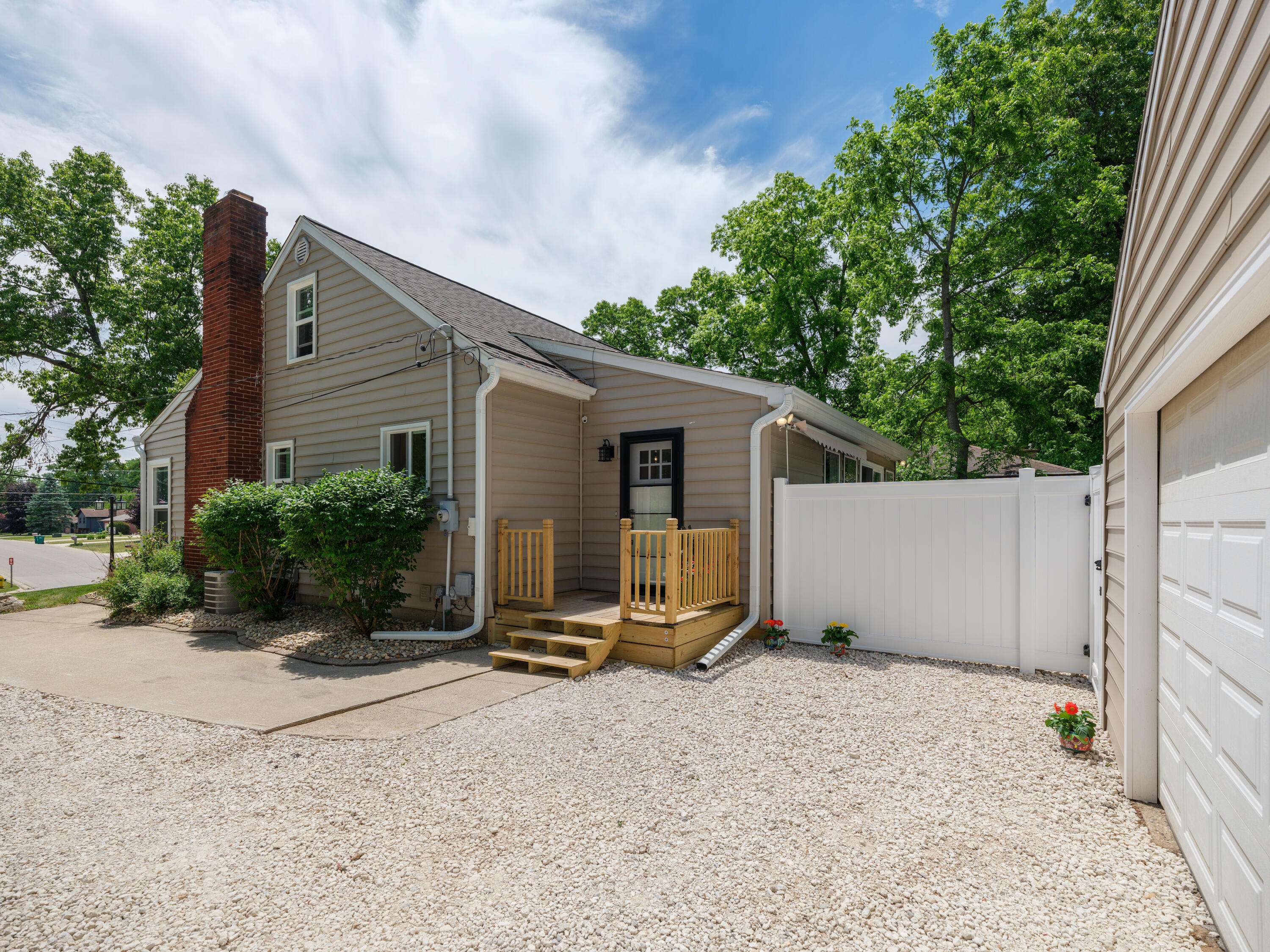 1516 Romence RD, Portage City, MI 49024