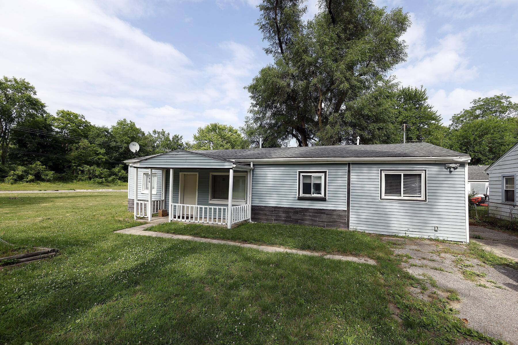 890 Dons DR, Ypsilanti Twp, MI 48198