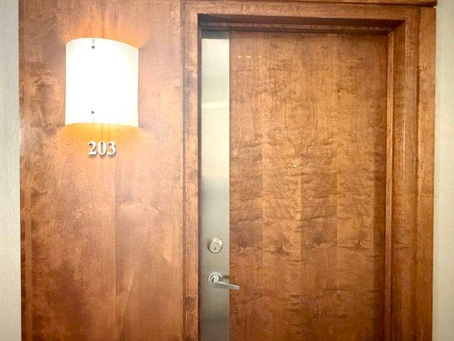 55 Strathaven DR #203, Mississauga, ON L5R 4G9