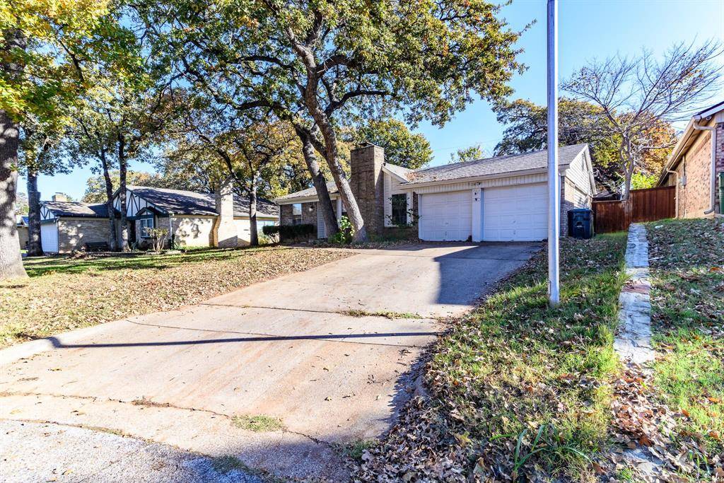 4815 Crestmont Court, Arlington, TX 76017
