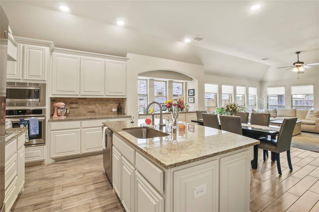 1316 Stoneleigh Place, Aubrey, TX 76227