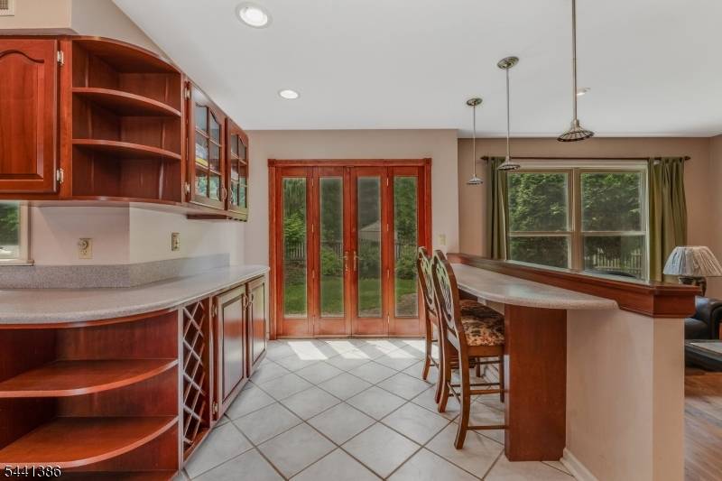 16 Woodland Ter, Bloomsbury Boro, NJ 08804