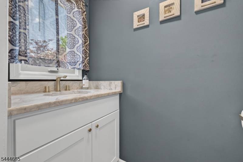 8 Saxonney Cir, Raritan Twp., NJ 08822