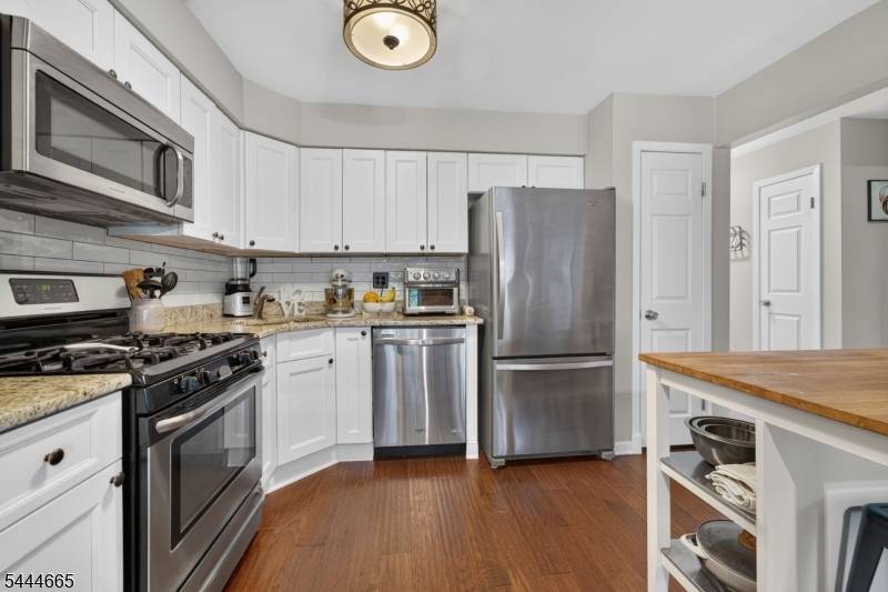8 Saxonney Cir, Raritan Twp., NJ 08822