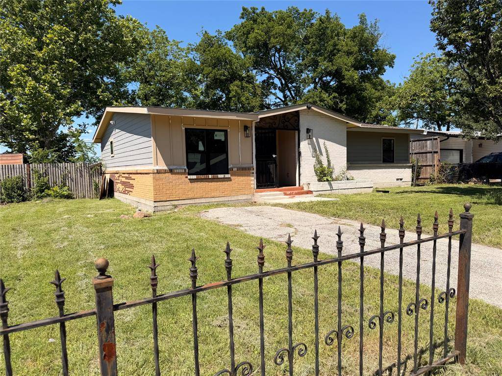 2305 Lockhart Avenue, Dallas, TX 75228