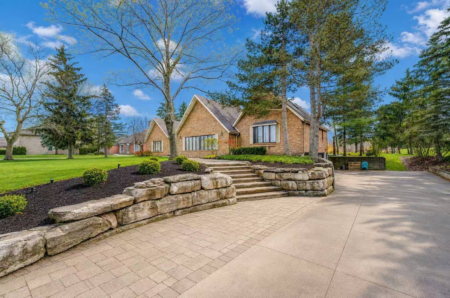 2033 Niagara River Pkwy, Fort Erie, ON L2A 5M4