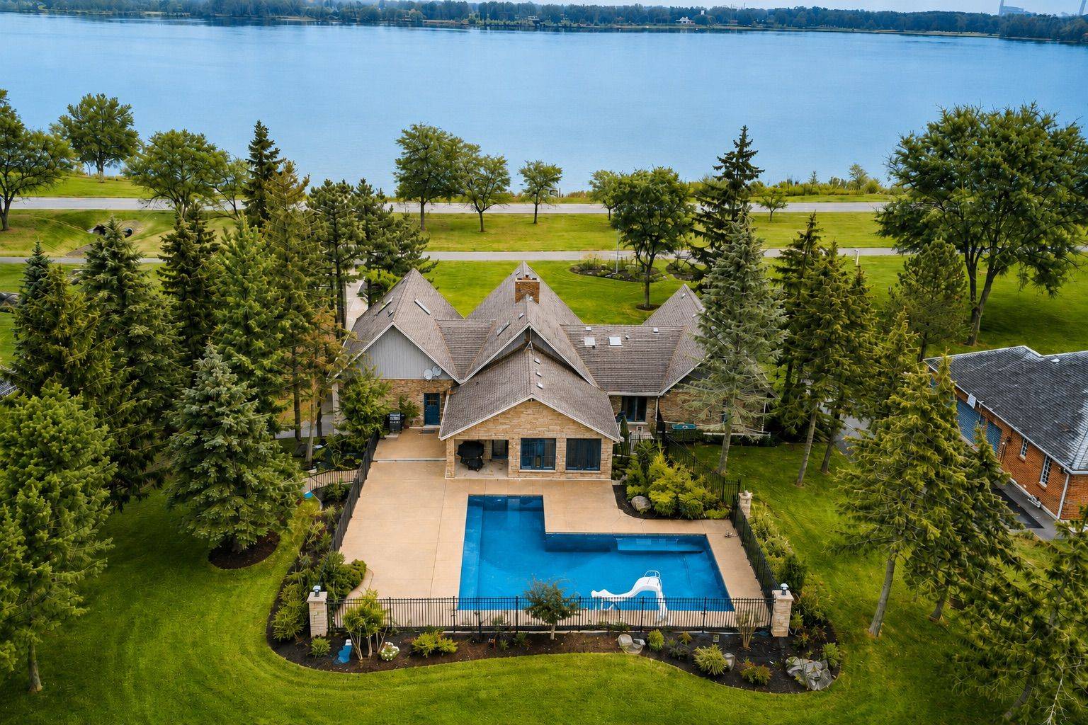 2033 Niagara River Pkwy, Fort Erie, ON L2A 5M4