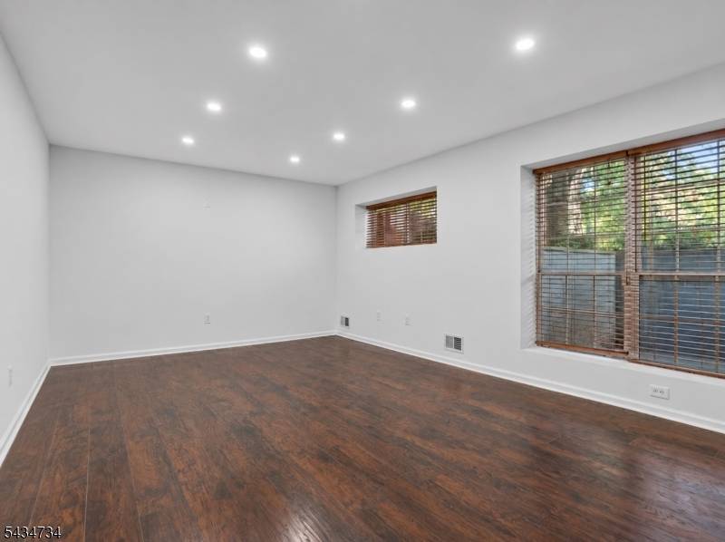 33 Seton Hall Dr, Newark City, NJ 07103