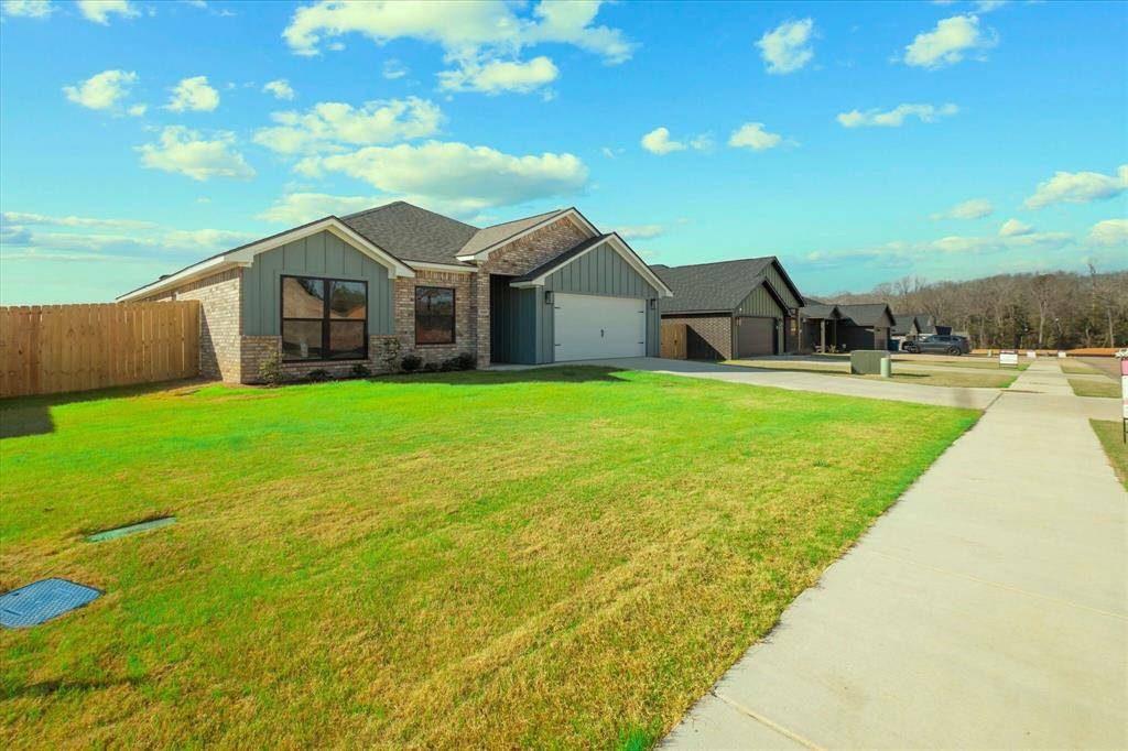 16529 Crossing Circle, Lindale, TX 75771