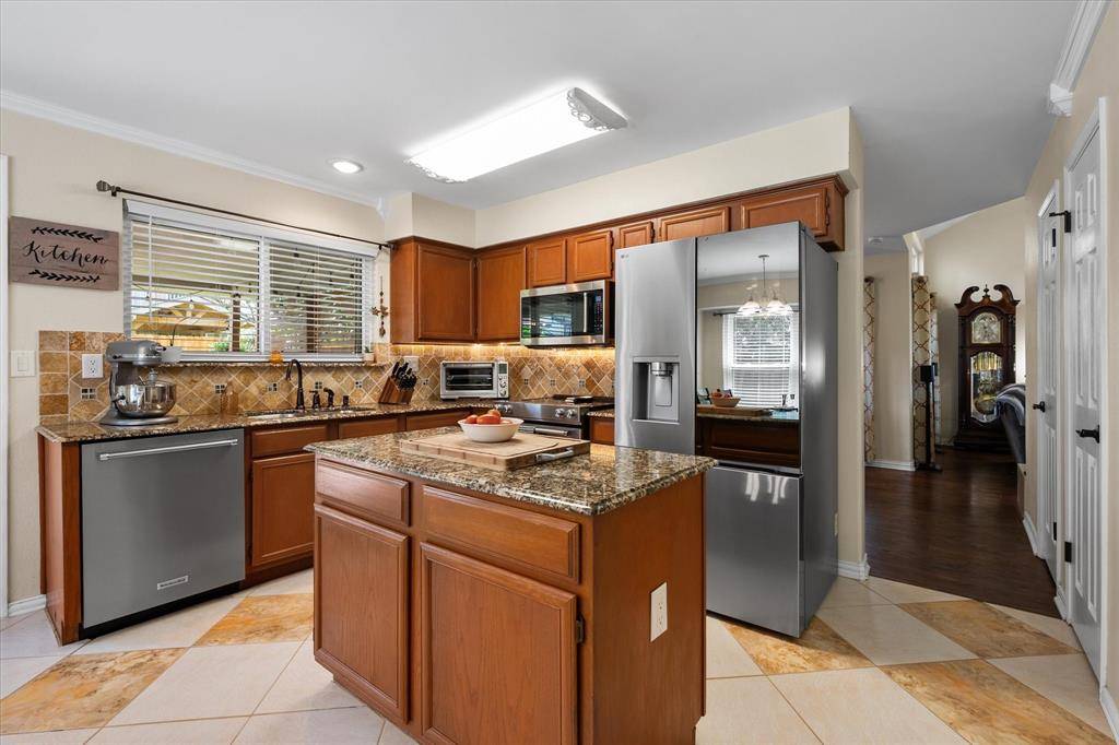 2404 Bennington Drive, Arlington, TX 76018