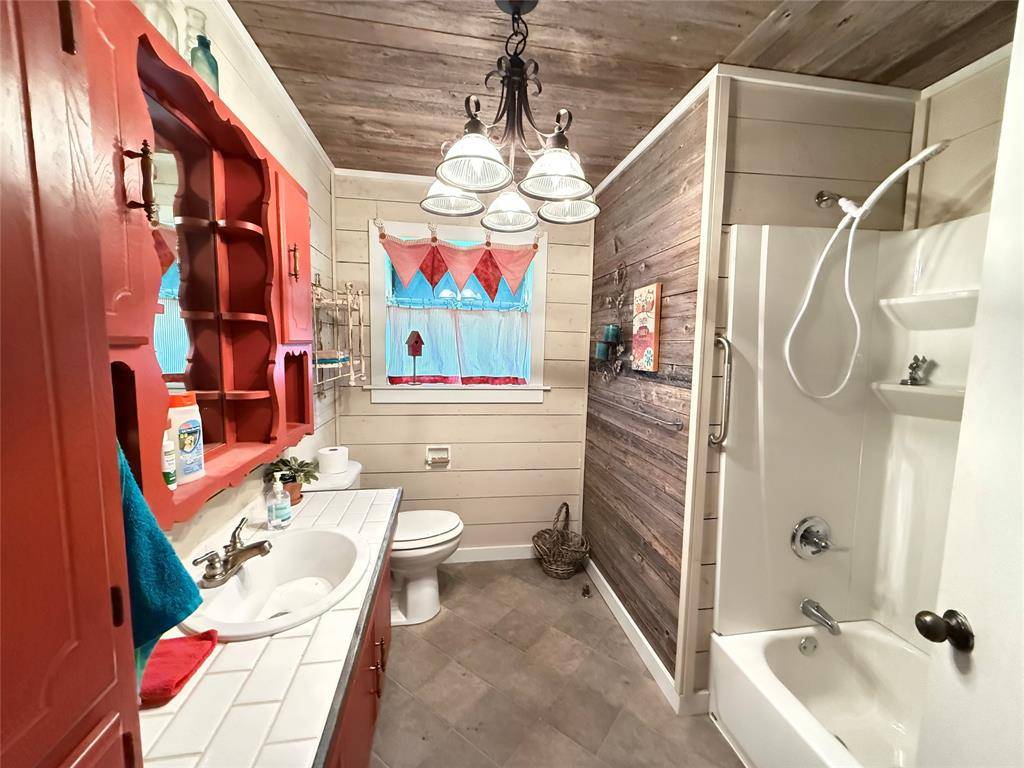 619 E 12th Street, Bonham, TX 75418