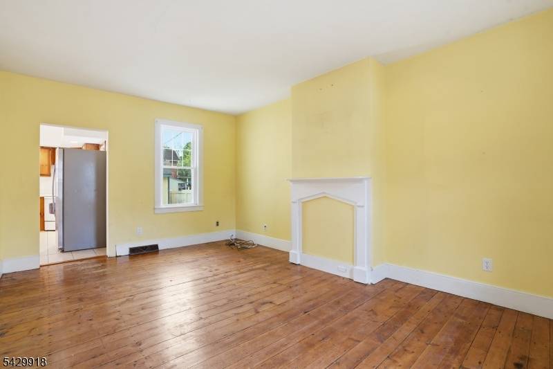 54 Front St, Belvidere Twp., NJ 07823