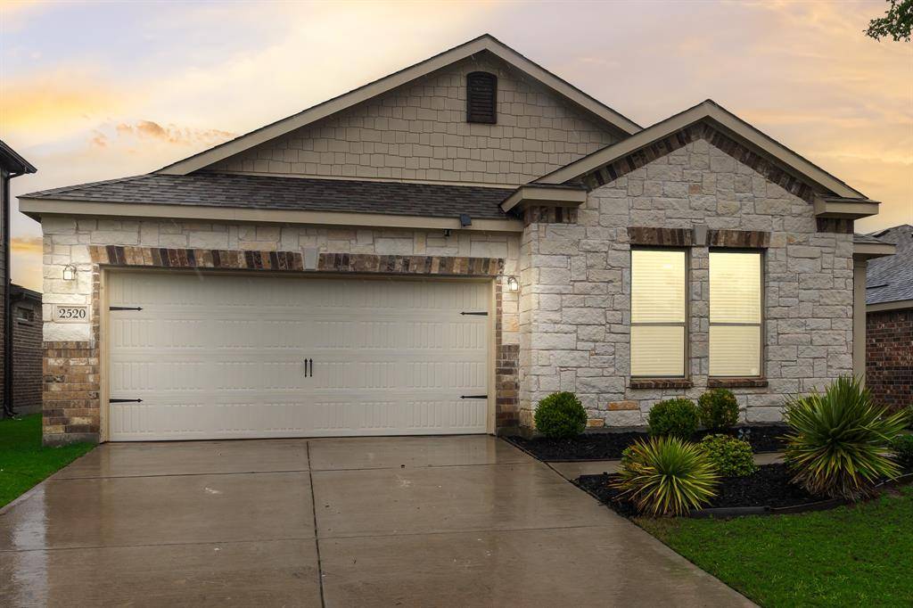 2520 Walker Avenue, Aubrey, TX 76227