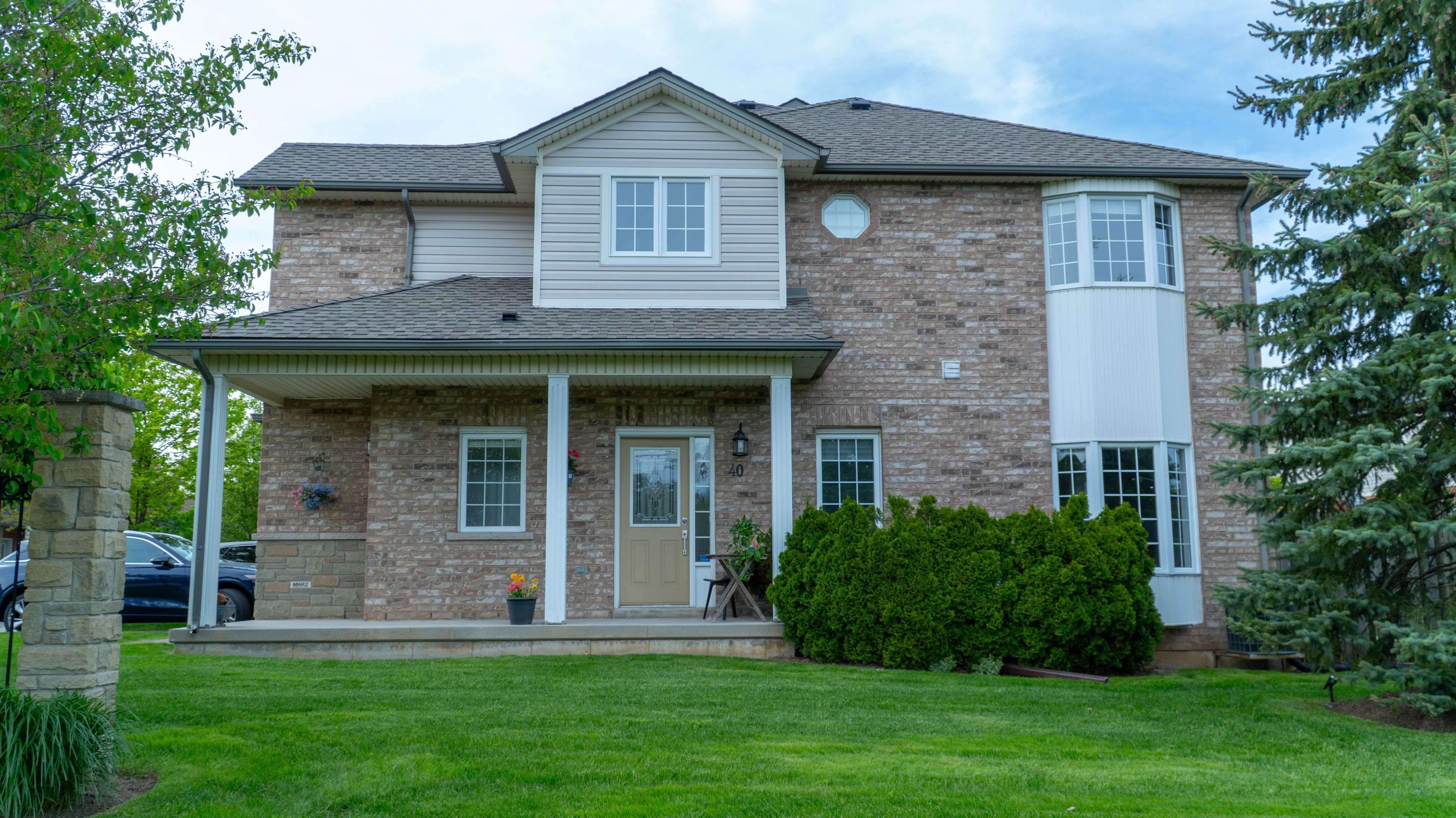 232 Stonehenge DR #40, Hamilton, ON L9K 1R5